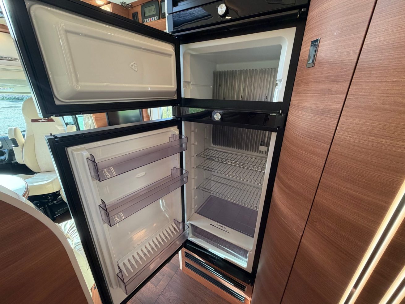 Carthago Chic C-line T 4.9 LE Silver (15)