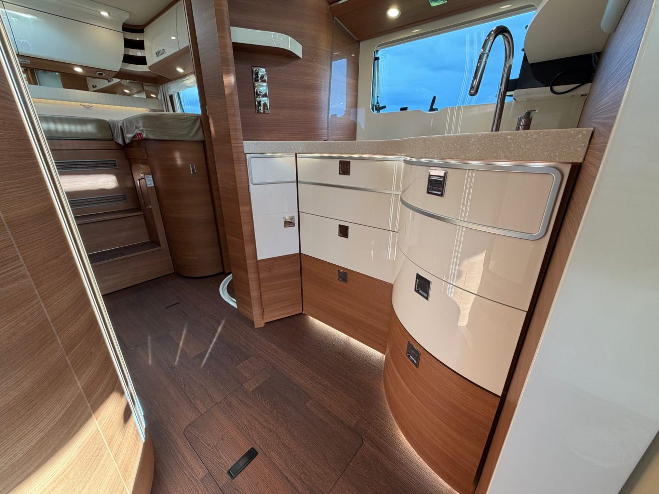 Carthago Chic C-line T 4.9 LE Silver (24)