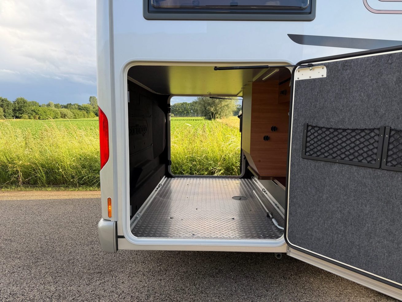 Carthago Chic C-line T 4.9 LE Silver (9)