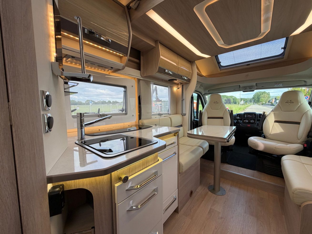 Rapido 696 F Premium Edition (1)