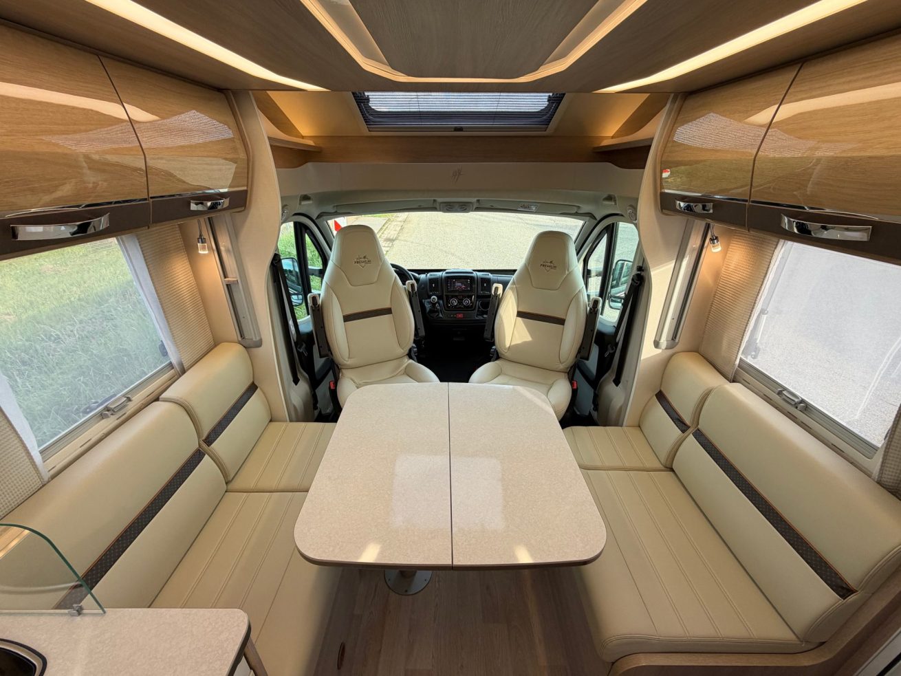 Rapido 696 F Premium Edition (15)