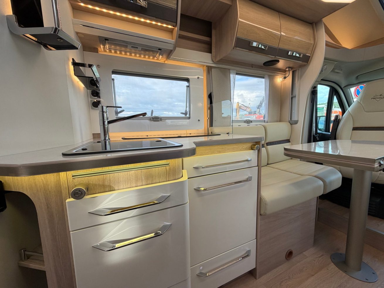 Rapido 696 F Premium Edition (6)